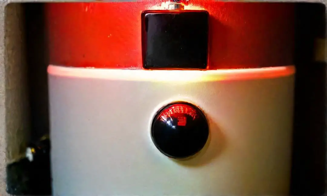 red light on my heat water heater